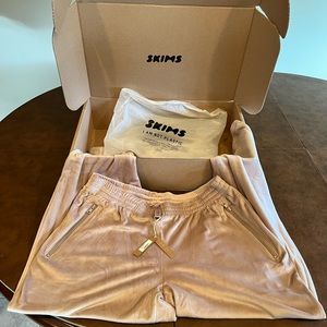 Never worn Skims Velour Track Pant in Dusk